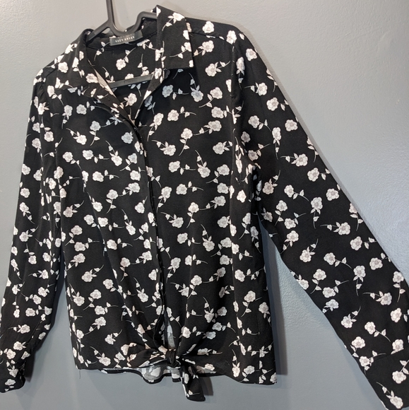 Suzy Shier Back and White Floral Button Up Collared Shirt with Tie Bottom Size S - Picture 4 of 5